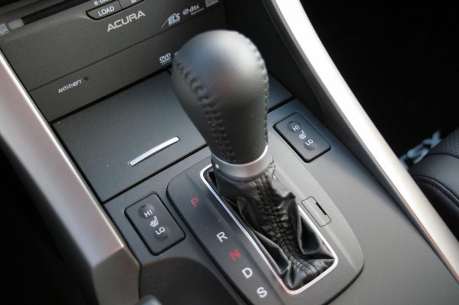 Детали интерьера Acura TSX V6 2010 года  (фото 16 из 87)